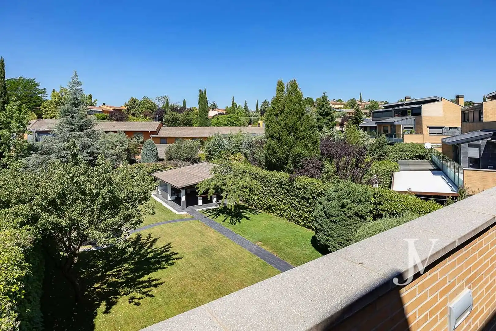 Garten von Einfamilien-Reihenhaus zur Miete in La Moraleja mit Klimaanlage, Heizung und Privatgarten