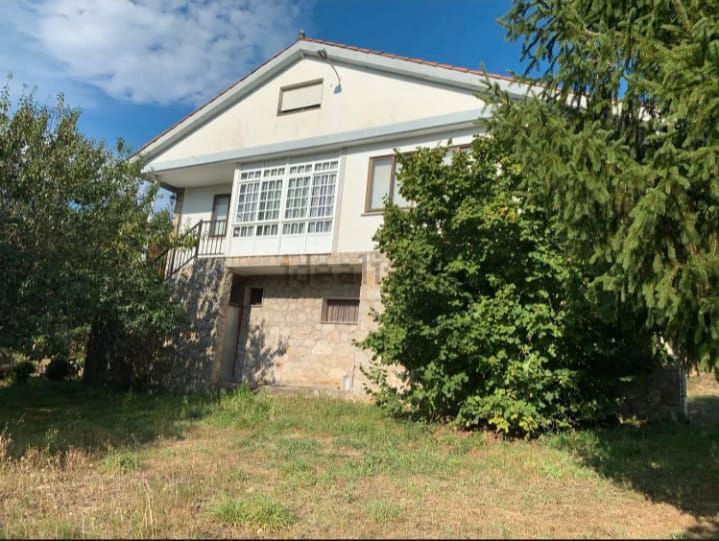 Vista exterior de Casa o xalet en venda en Chantada amb Calefacció, Jardí privat i Parquet