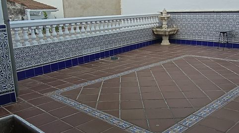 Casa con bajos de 200m2 preparados para taller de costura de 200m2.