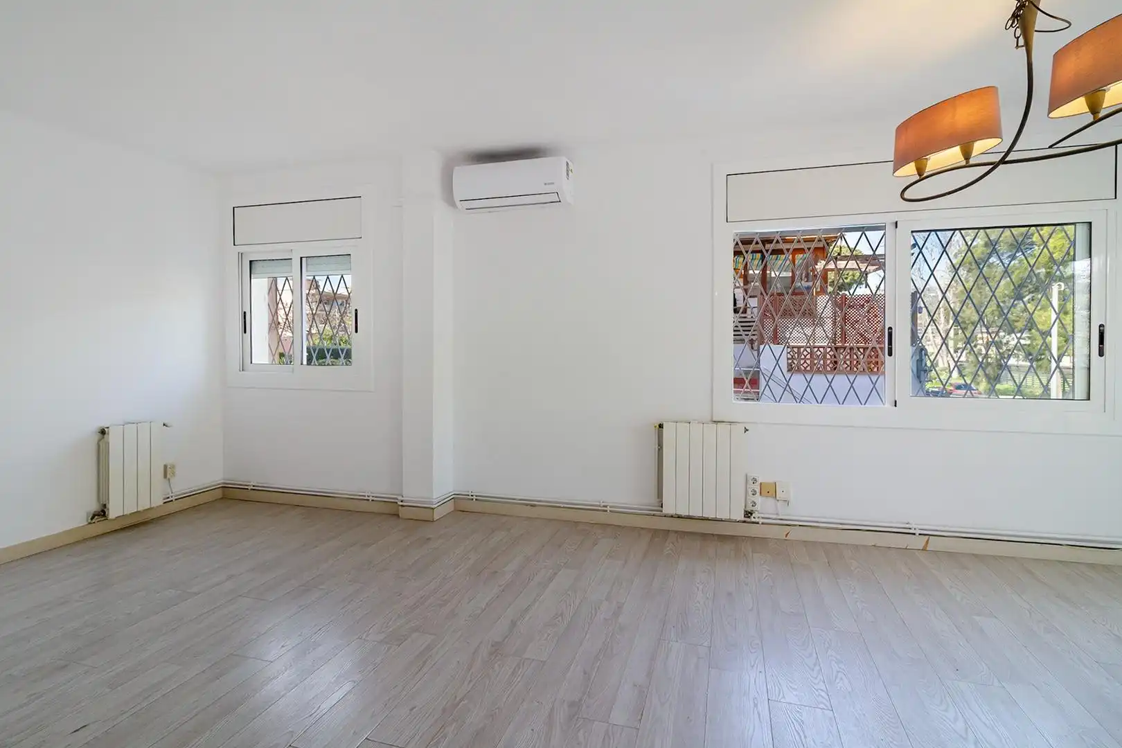 Wohnzimmer von Wohnung zum Verkauf in Castelldefels mit Klimaanlage, Heizung und Terrasse