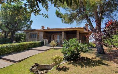 Exterior view of House or chalet for sale in Sevilla la Nueva  with Air Conditioner, Heating and Private garden