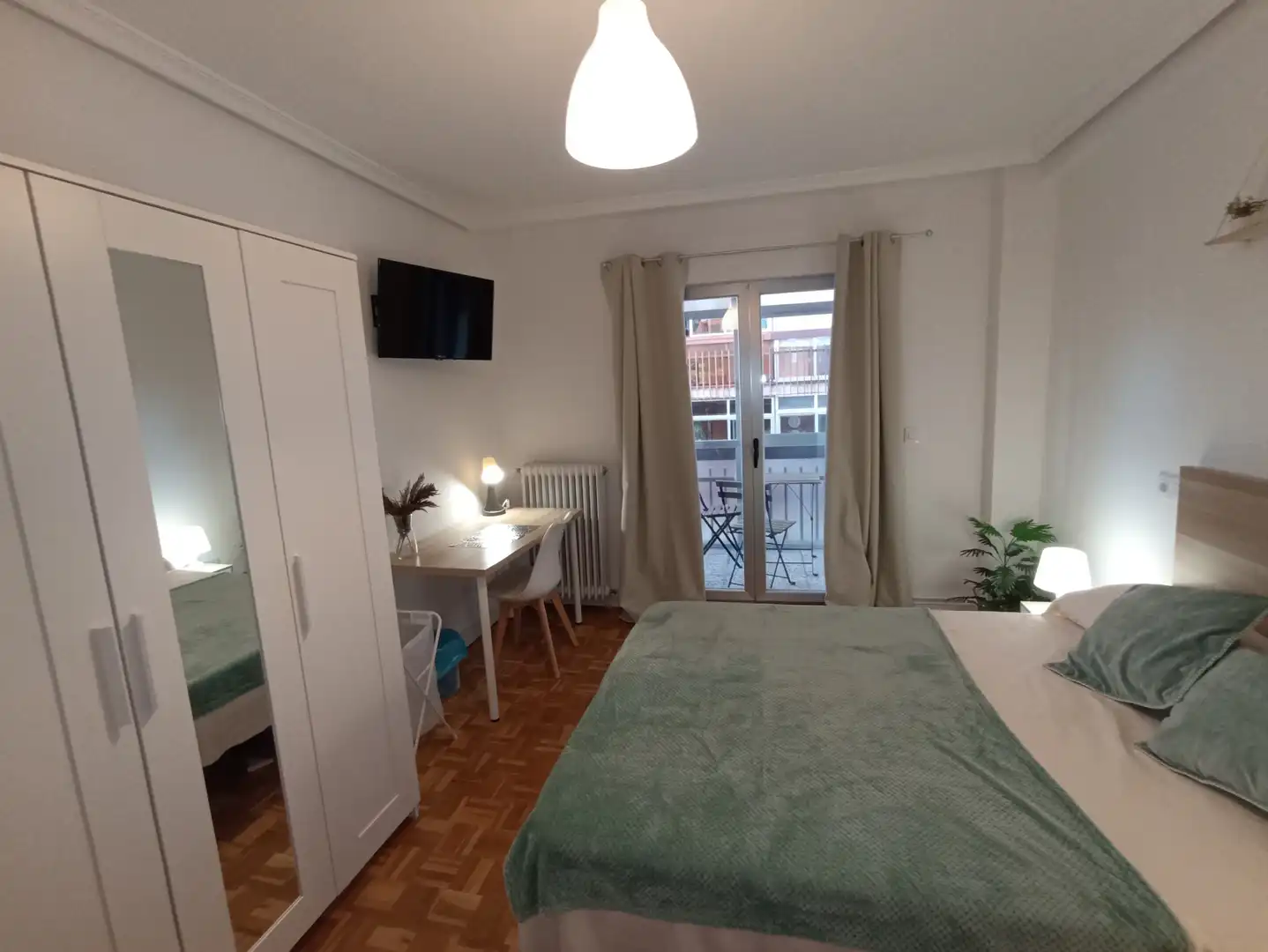Room in Calle Hornos Caleros, Estación