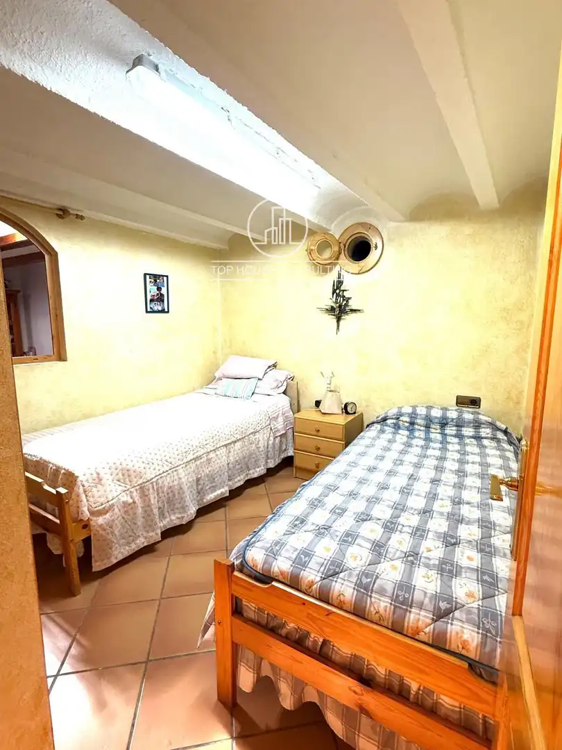 Dormitori de Casa o xalet en venda en Arenys de Munt amb Calefacció, Terrassa i Moblat
