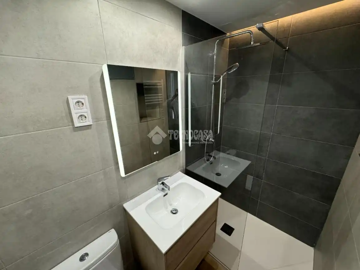 Badezimmer von Wohnung zur Miete in Madrid mit Klimaanlage, Heizung und Parkett