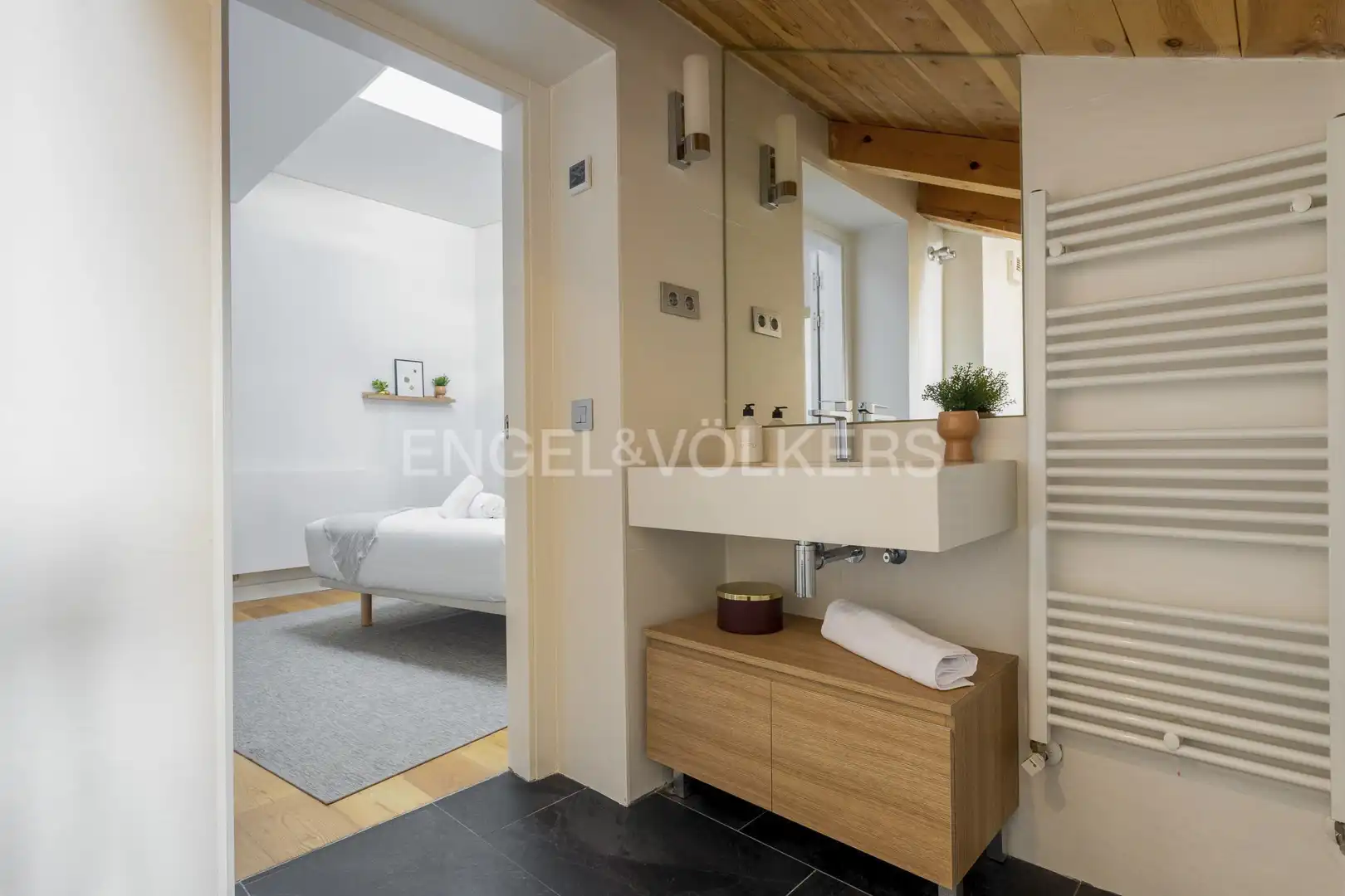 Dormitori de Apartament de lloguer en Madrid amb Aire condicionat, Calefacció i Moblat
