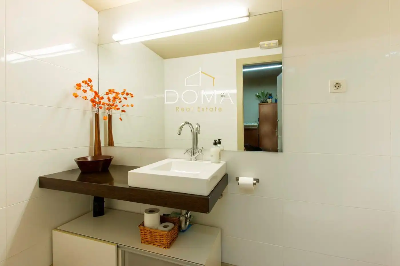 Bathroom of Commercial properties for sale in Barcelona  with Air Conditioner, Terrace and Furnished