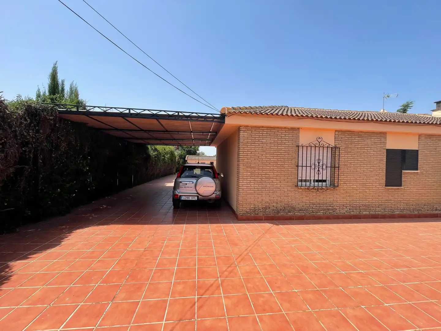 Vista exterior de Casa o chalet en venta en Palomares del Río con Jardín privado, Piscina y Amueblado
