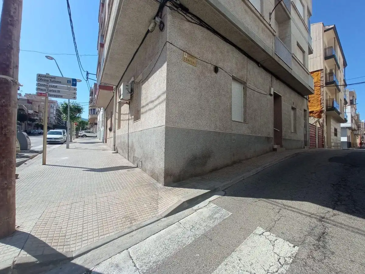 Vista exterior de Planta baixa en venda en La Ràpita amb Calefacció