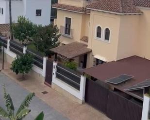 Vista exterior de Casa o xalet en venda en Dos Hermanas amb Aire condicionat, Calefacció i Jardí privat