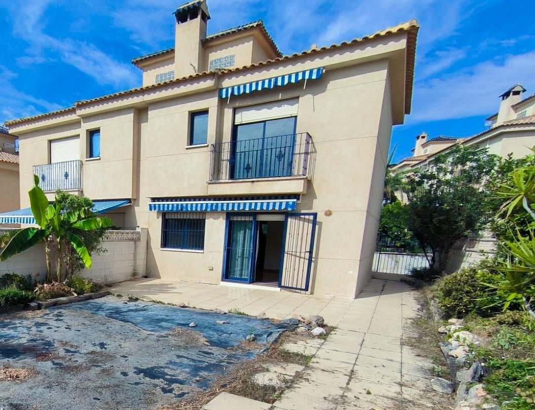 Vista exterior de Casa adosada en venta en La Nucia con Jardín privado, Terraza y Piscina comunitaria