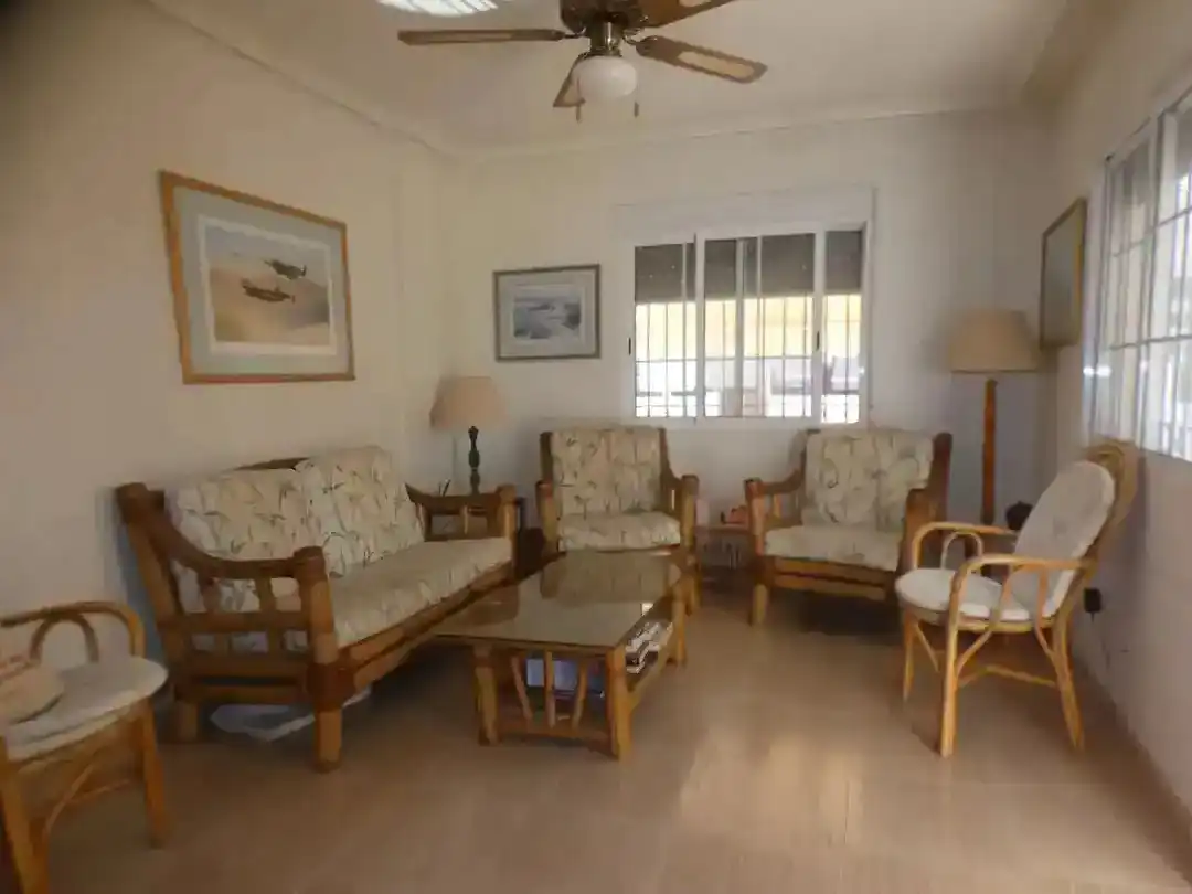 Sala de estar de Casa adosada en venta en San Pedro del Pinatar con Aire acondicionado, Jardín privado y Amueblado