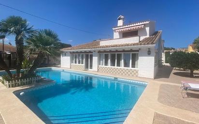 Vista exterior de Casa o xalet en venda en Benidorm amb Terrassa, Traster i Piscina