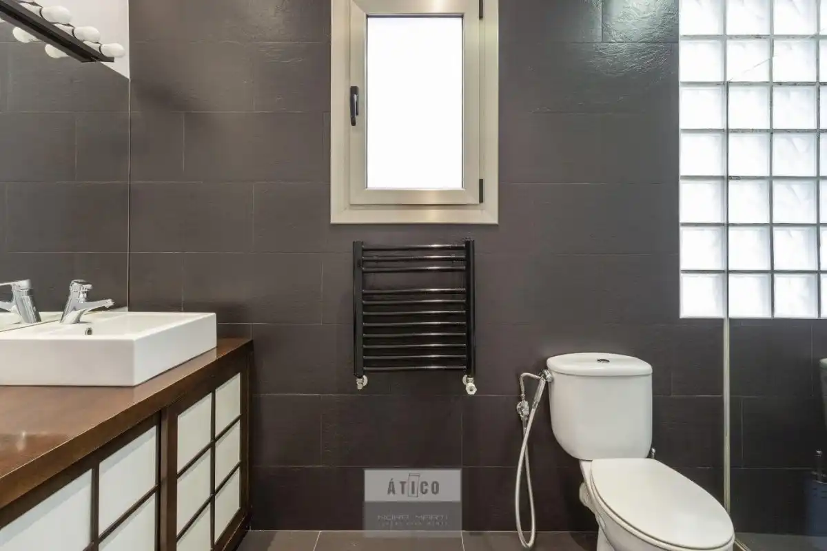 Bathroom of Flat for rent in Barcelona  with Air Conditioner, Heating and Parquet flooring