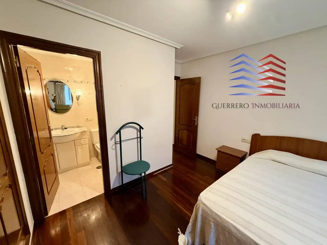Habitación de Apartamento de alquiler en Ourense Capital  con Calefacción, Parquet y Trastero