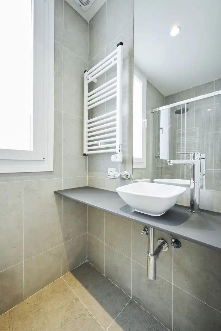 Badezimmer von Wohnung zur Miete in Madrid mit Klimaanlage und Balkon