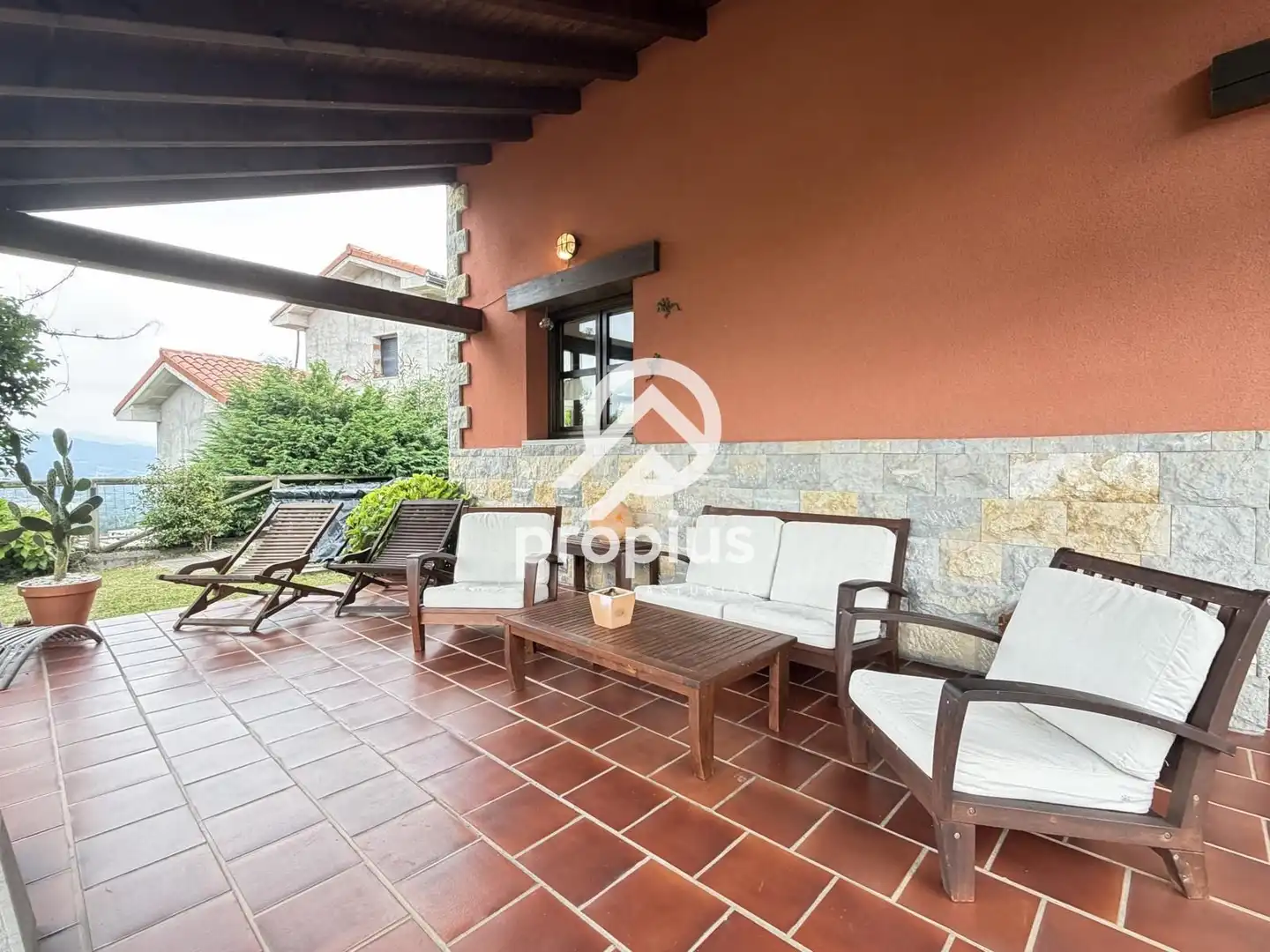 Terrassa de Casa adosada en venda en Cangas de Onís amb Calefacció, Jardí privat i Terrassa