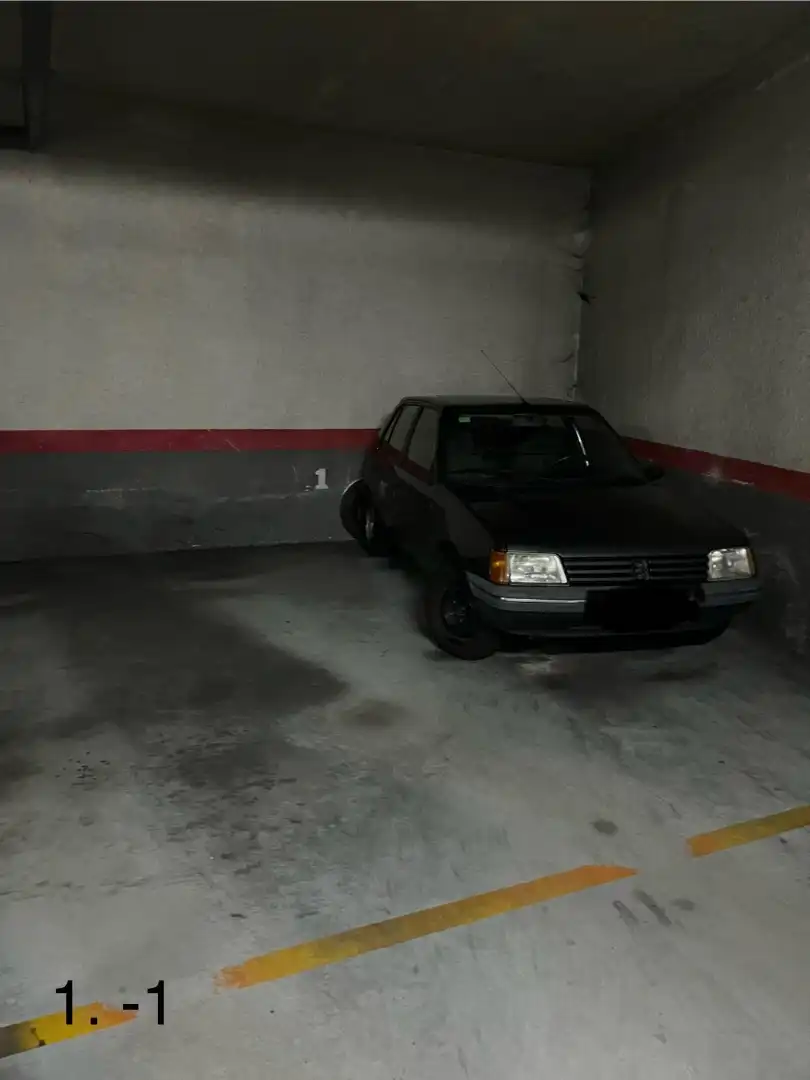 Parkplatz von Garage zum Verkauf in Nava