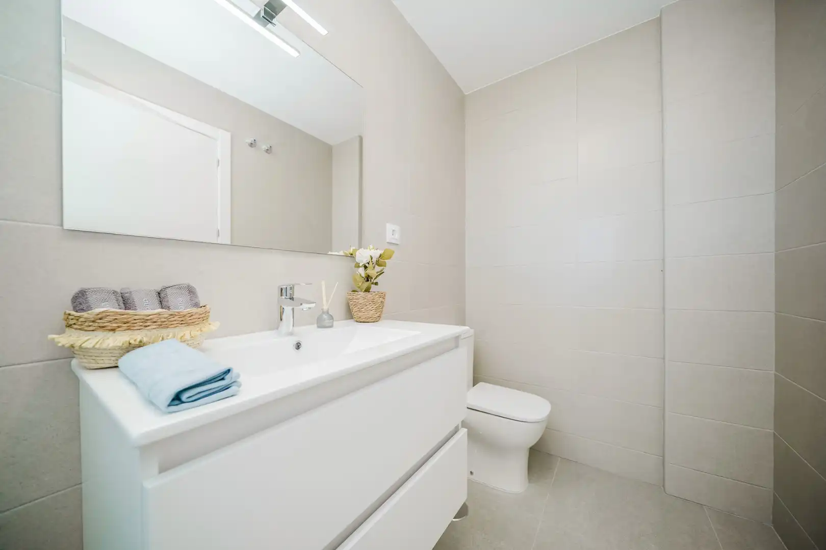 Bany de Apartament en venda en La Manga del Mar Menor amb Aire condicionat, Terrassa i Piscina