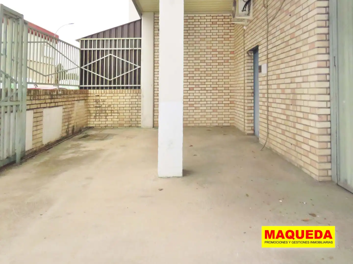 Vista exterior de Nau industrial en venda en Alcorcón amb Calefacció