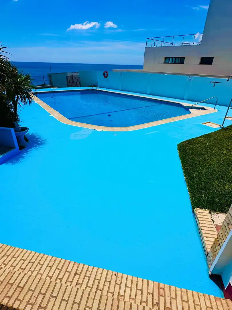 Schwimmbecken von Erdgeschoss zum Verkauf in Sotogrande mit Klimaanlage, Schwimmbad und Möbliert