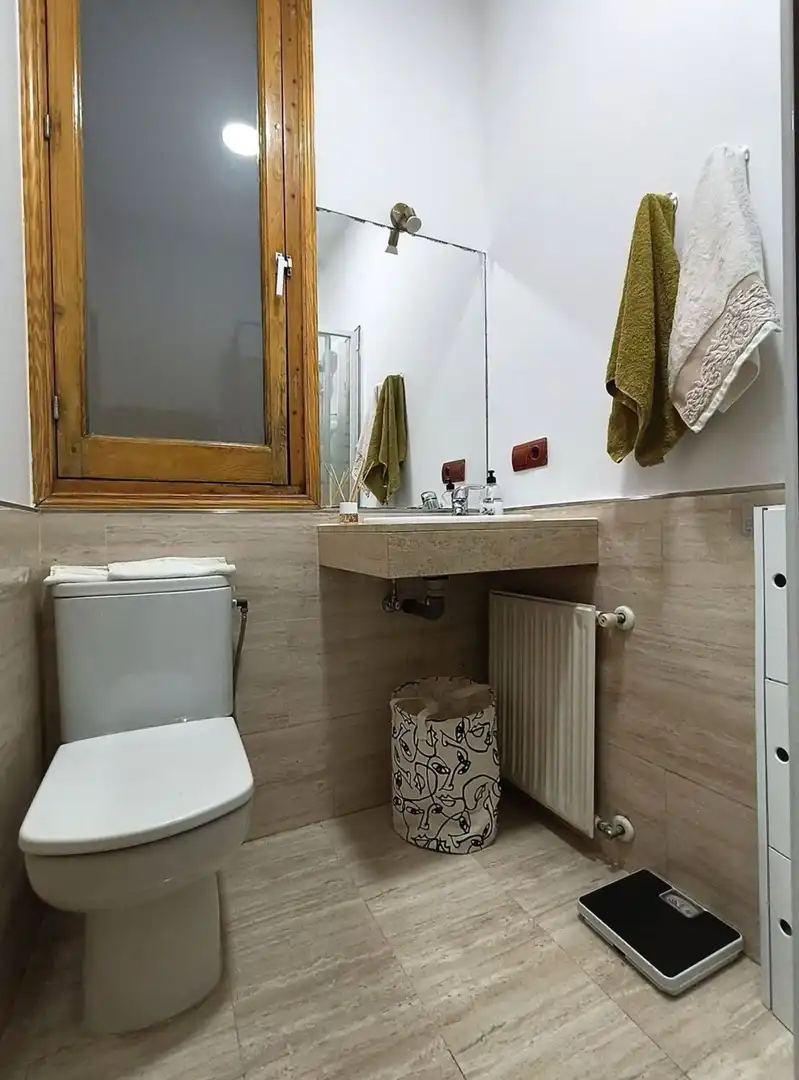Baño de Piso de alquiler en Madrid con Calefacción, Terraza y Amueblado