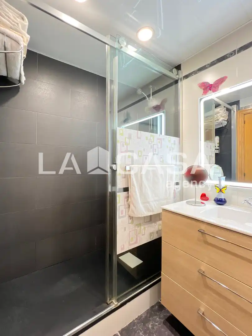 Bathroom of Flat for sale in Badalona  with Heating, Terrace and Storage room