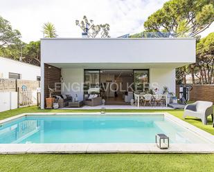 Vista exterior de Casa o xalet de lloguer en Castelldefels amb Aire condicionat, Calefacció i Jardí privat