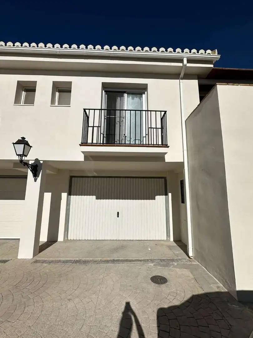 Außenansicht von Einfamilien-Reihenhaus zum Verkauf in Salobreña mit Terrasse und Schwimmbad