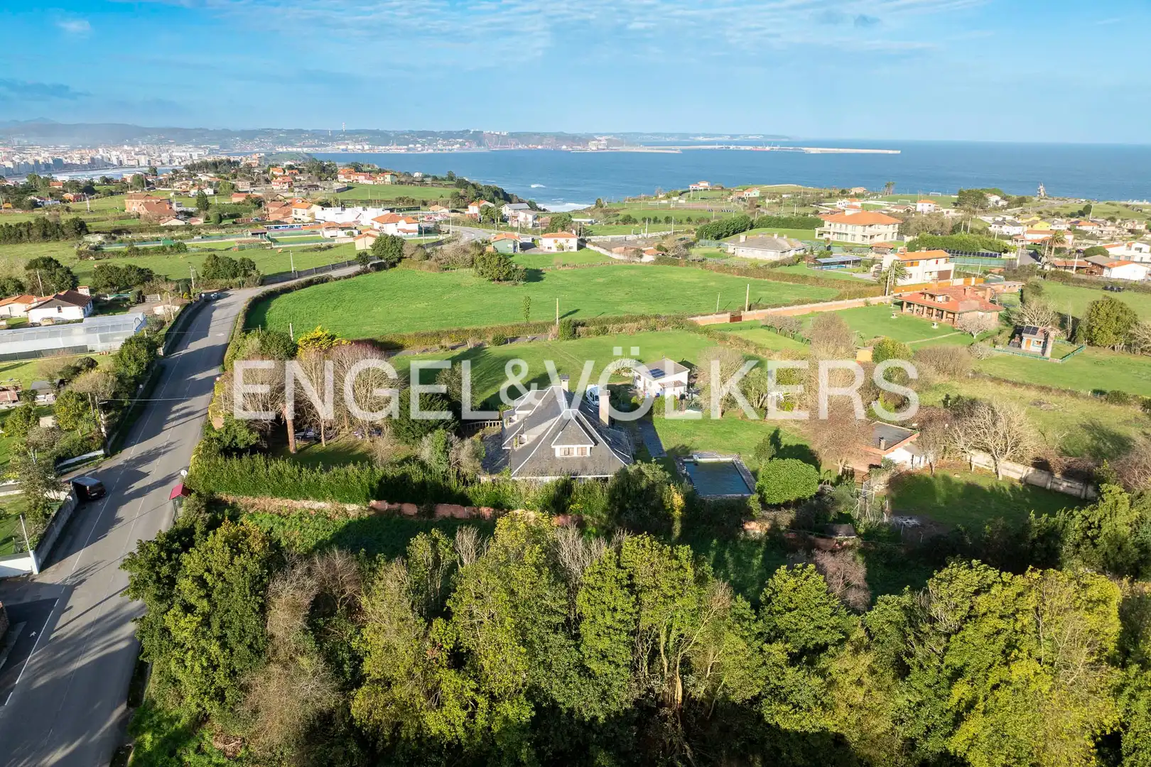 Casa o xalet en venda en Gijón  amb Calefacció, Jardí privat i Traster