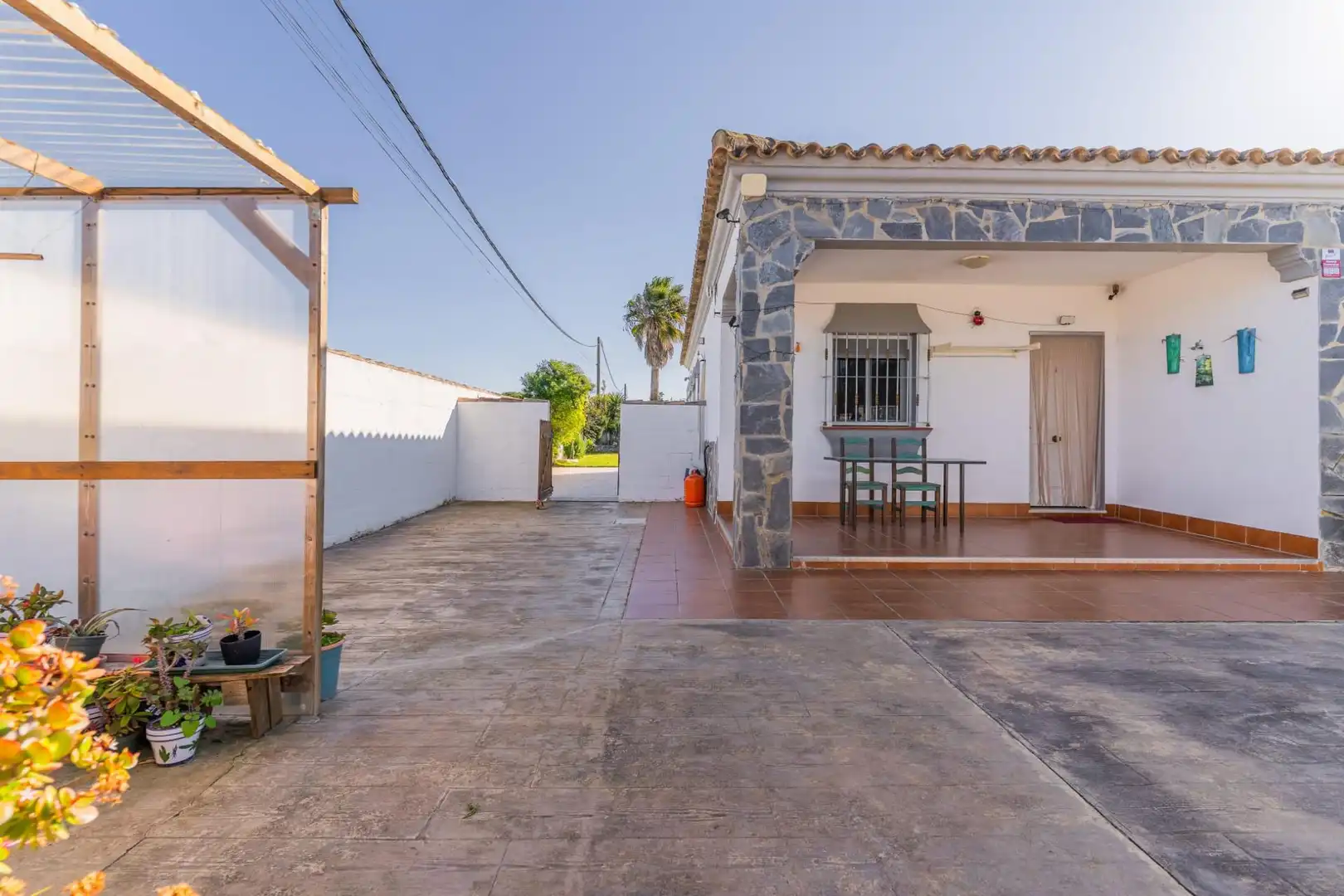 Vista exterior de Casa o xalet en venda en Chiclana de la Frontera amb Jardí privat, Terrassa i Piscina