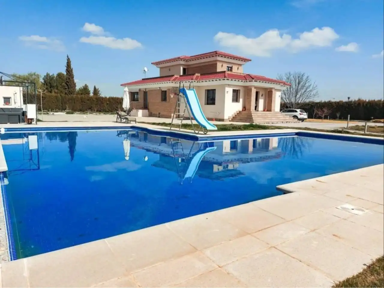 Chalet con piscina en venta en Baza
