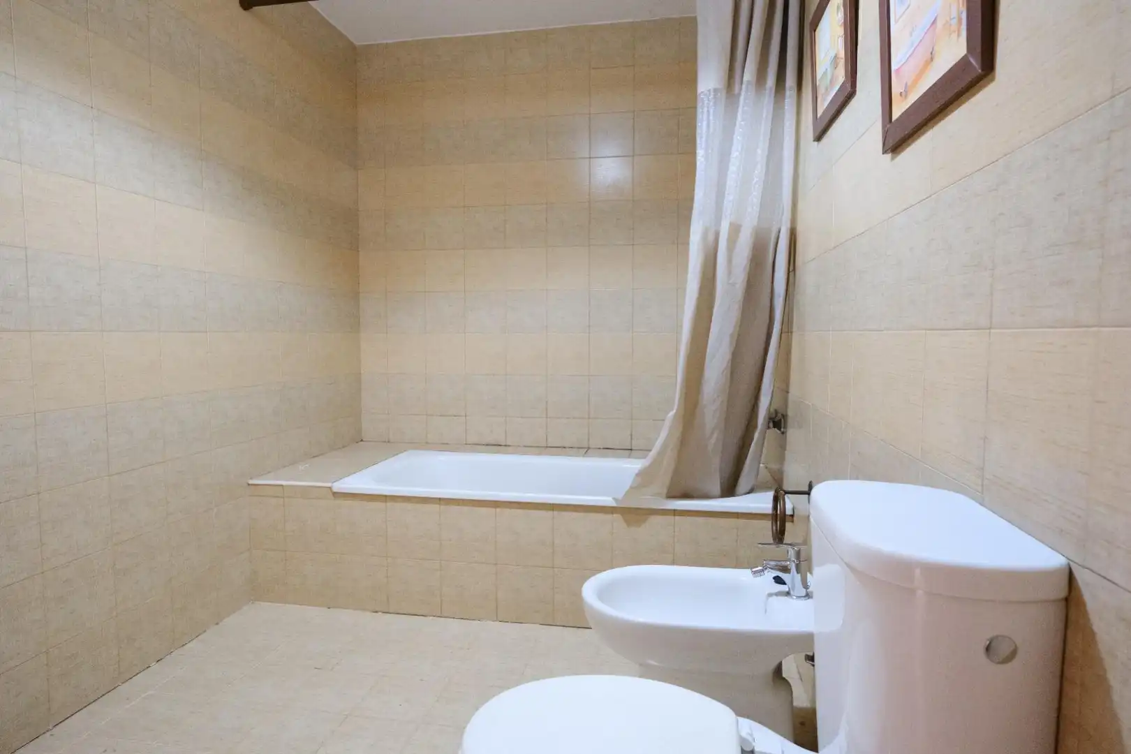 Badezimmer von Dachboden zum Verkauf in Pilas mit Klimaanlage und Terrasse