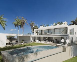 Vista exterior de Casa o xalet en venda en Marbella amb Aire condicionat, Jardí privat i Terrassa