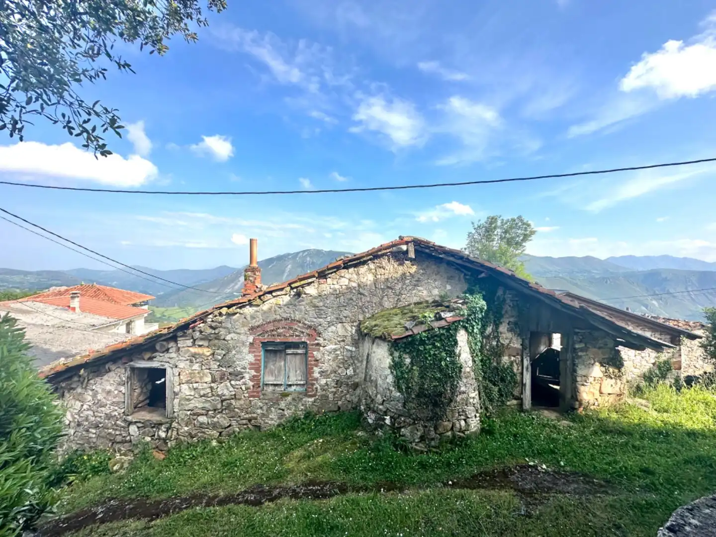 Vista exterior de Casa o xalet en venda en Salas amb Jardí privat