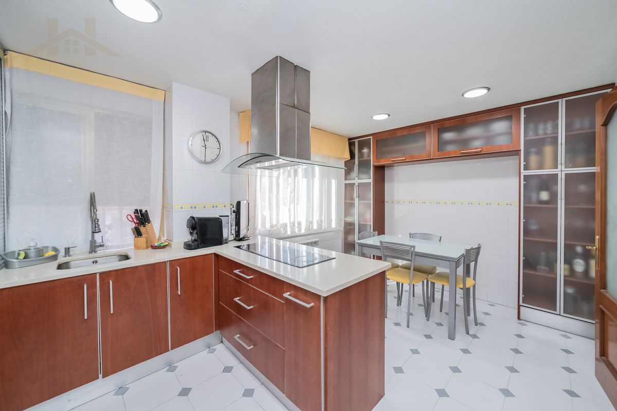 Kitchen of Flat for sale in Majadahonda  with Air Conditioner, Heating and Oven