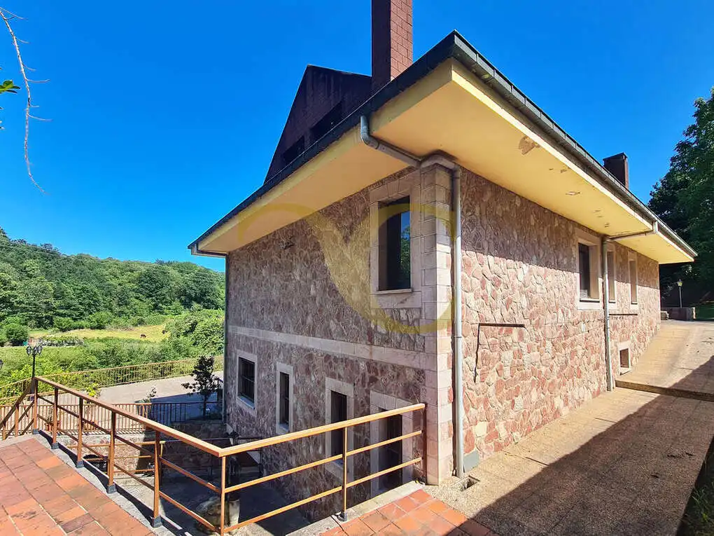 Vista exterior de Casa o xalet en venda en Oviedo  amb Calefacció, Jardí privat i Terrassa