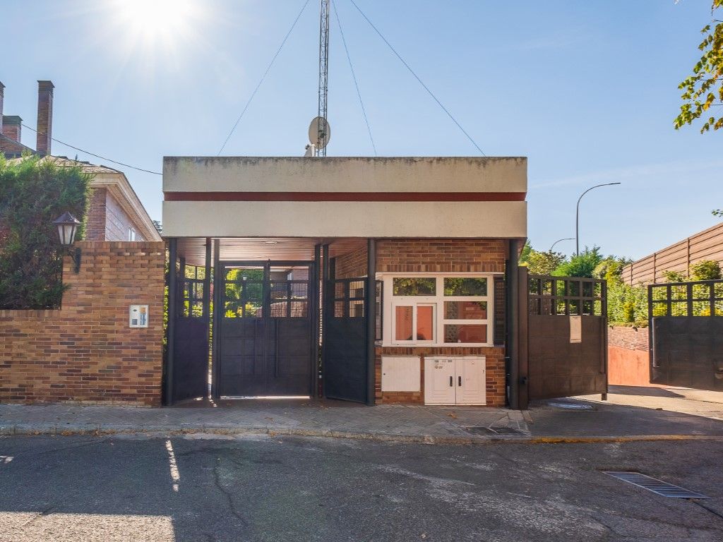 Exterior view of Single-family semi-detached for sale in  Madrid Capital  with Air Conditioner, Heating and Private garden