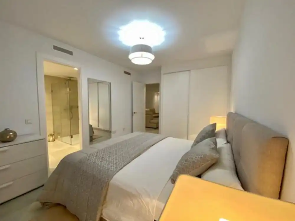 Dormitori de Casa o xalet de lloguer en Estepona amb Aire condicionat, Jardí privat i Terrassa