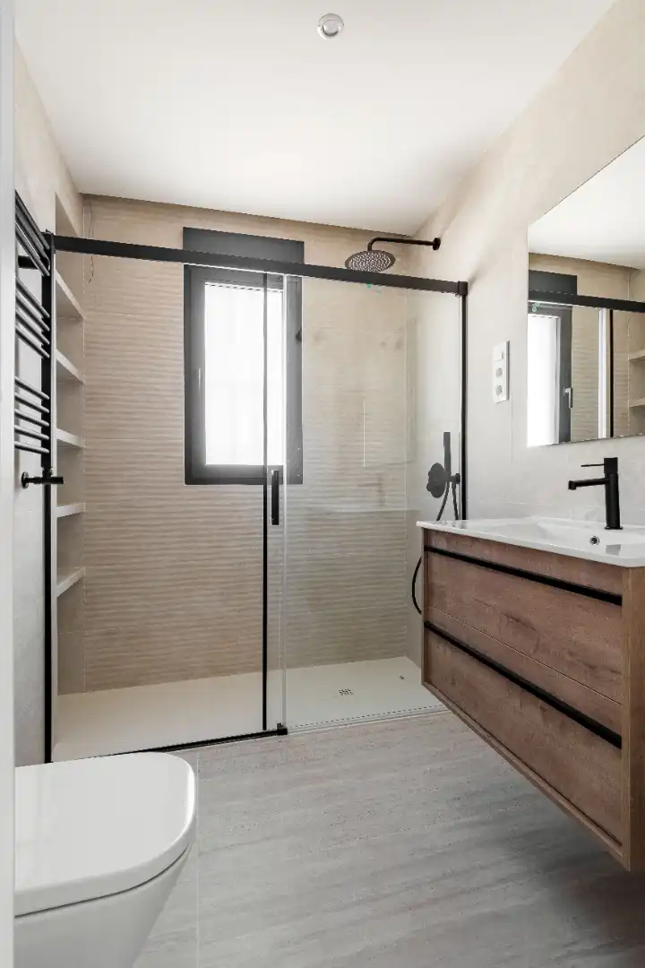 Bathroom of Flat for sale in Madrid  with Air Conditioner and Heating