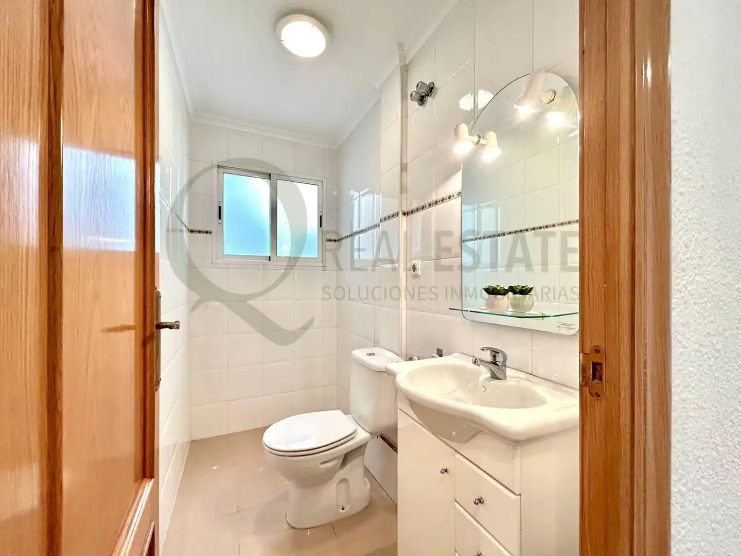 Baño de Piso de alquiler en Alicante / Alacant con Aire acondicionado, Calefacción y Terraza