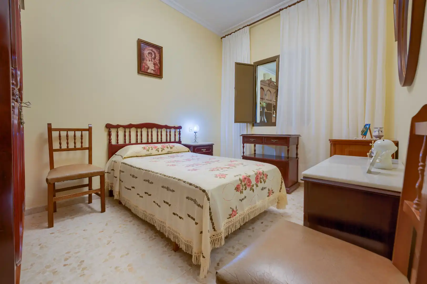Habitación de Casa adosada en venta en Mairena del Aljarafe con Aire acondicionado, Calefacción y Jardín privado