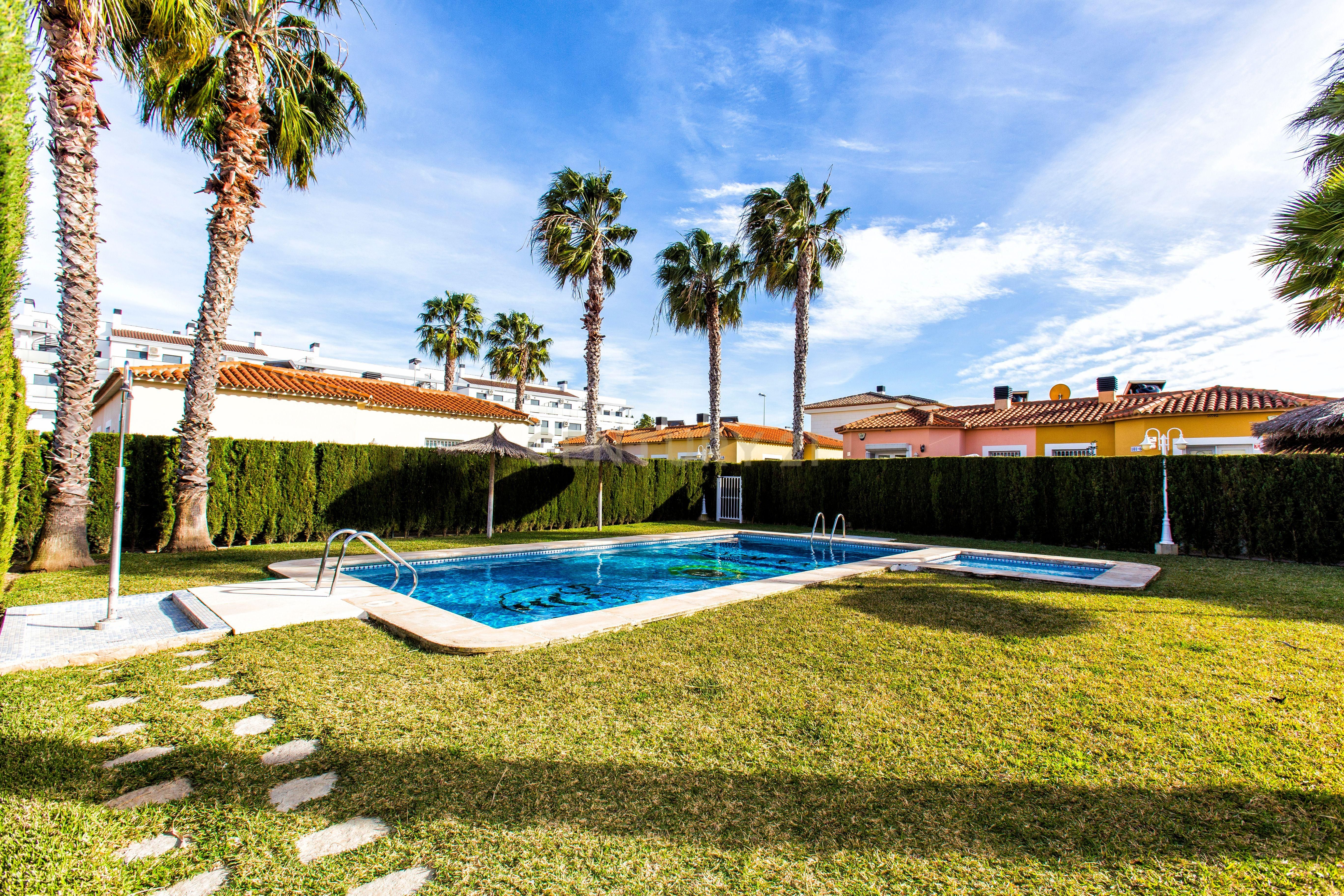 Einfamilien-Reihenhaus zum Verkauf in Calle de Vermeer, Oliva, Spain, 101, Oliva Nova
