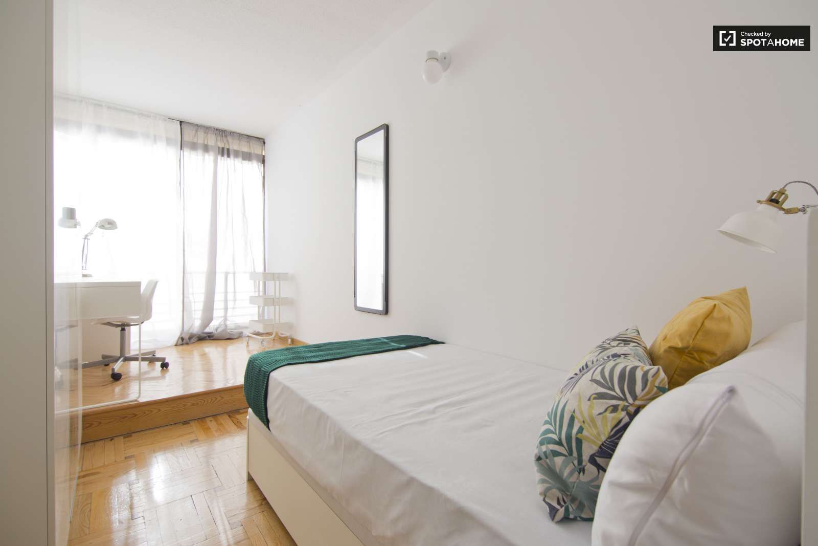 Bedroom of Flat to share in  Madrid Capital  with Air Conditioner and Terrace