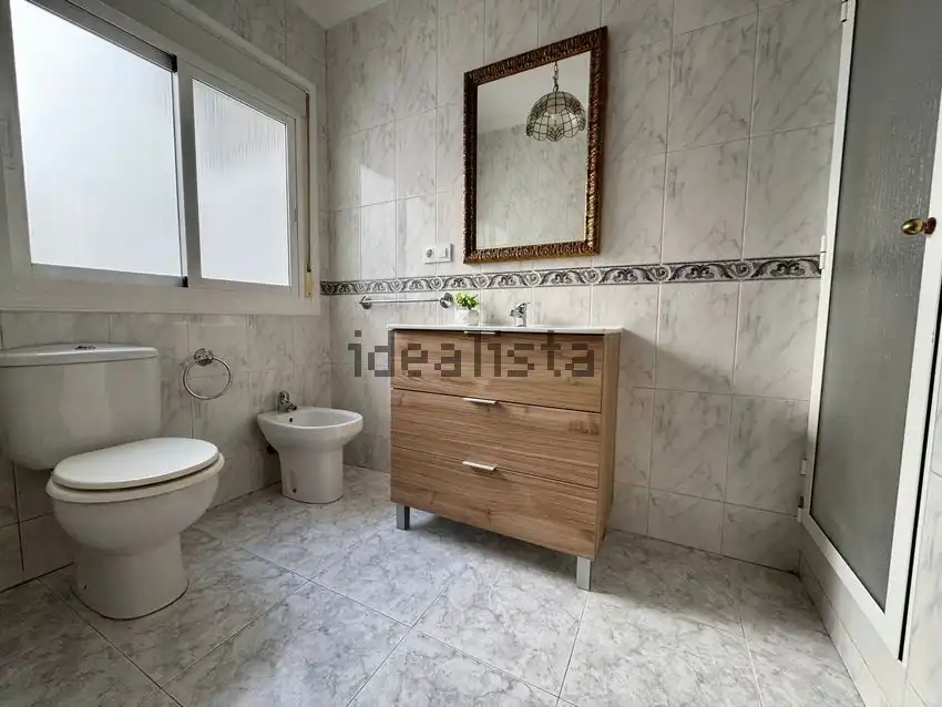 Bany de Apartament de lloguer en Ourense Capital  amb Calefacció, Parquet i Moblat