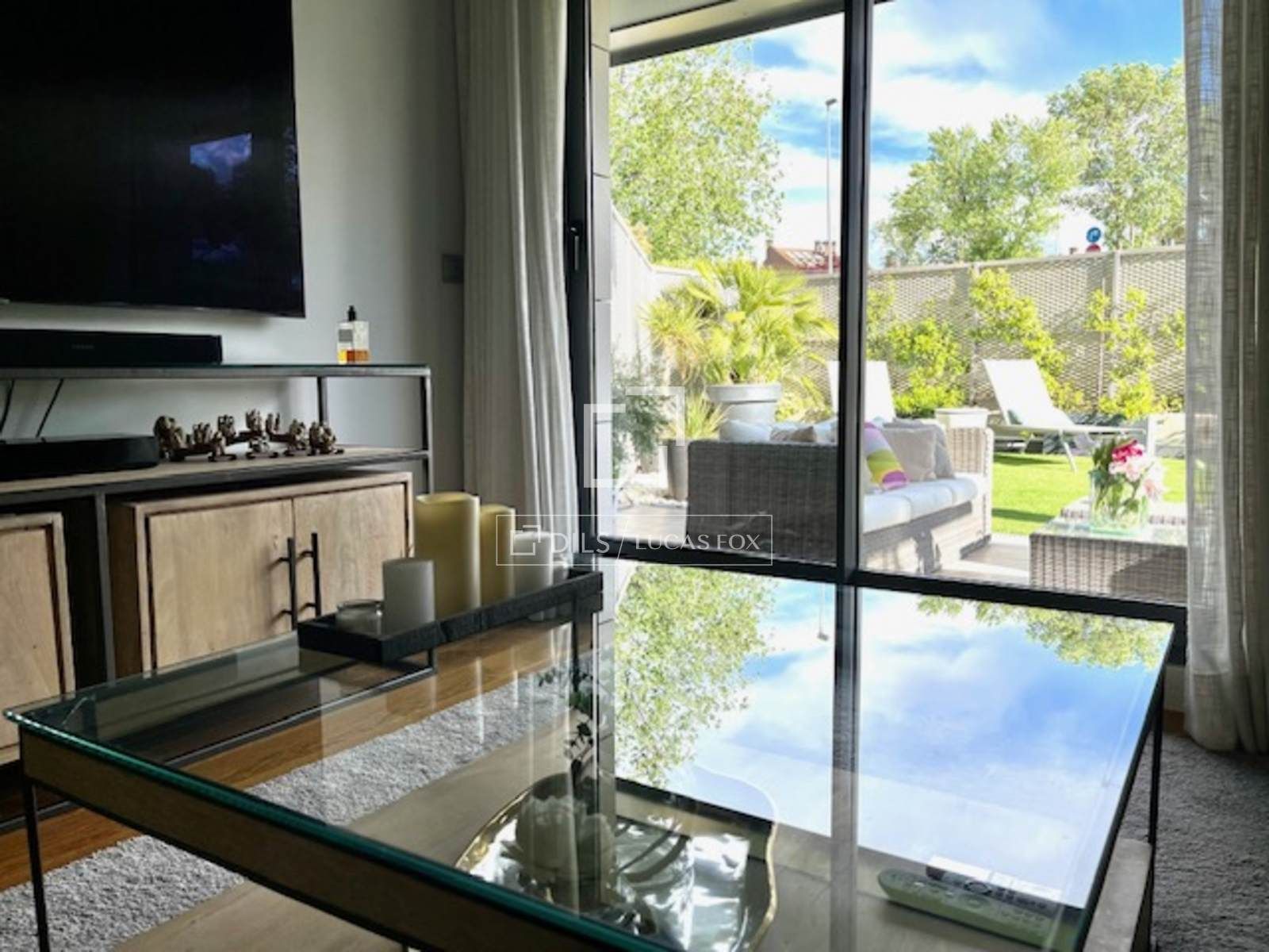 Vista exterior de Piso en venta en  Madrid Capital con Aire acondicionado, Jardín privado y Terraza