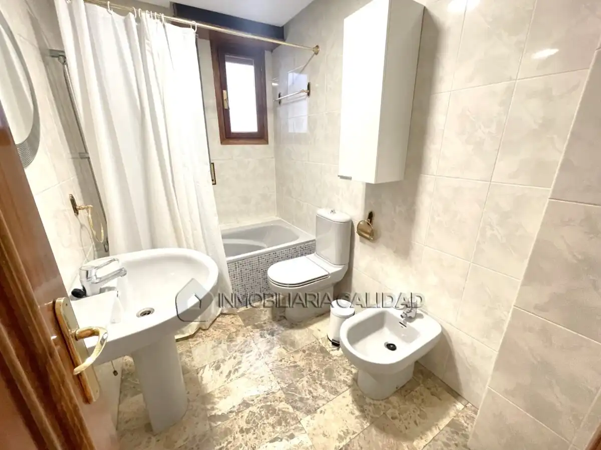 Baño de Piso de alquiler en Burgos con Calefacción y Amueblado