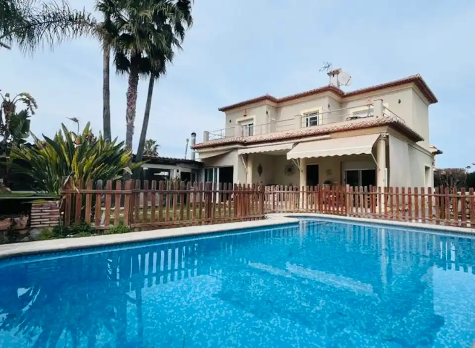Chalet con piscina en venta en Centro Urbano