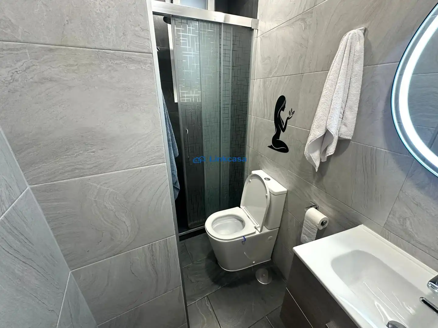 Bathroom of Flat for sale in Madrid