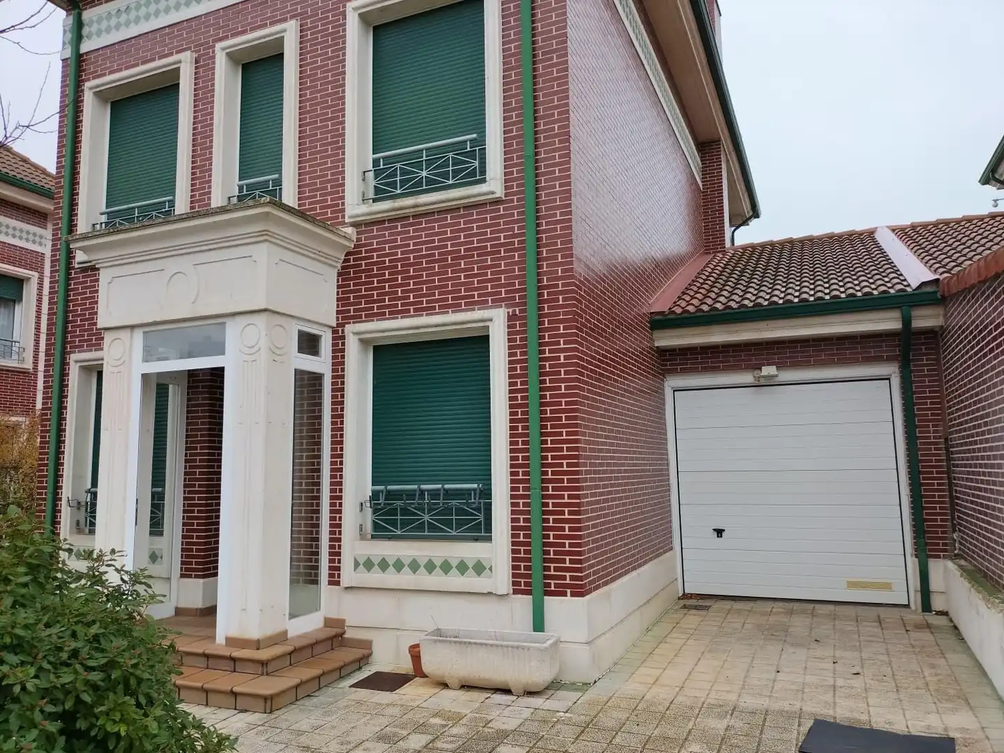 Vista exterior de Casa adosada en venta en Grijota con Calefacción, Jardín privado y Terraza