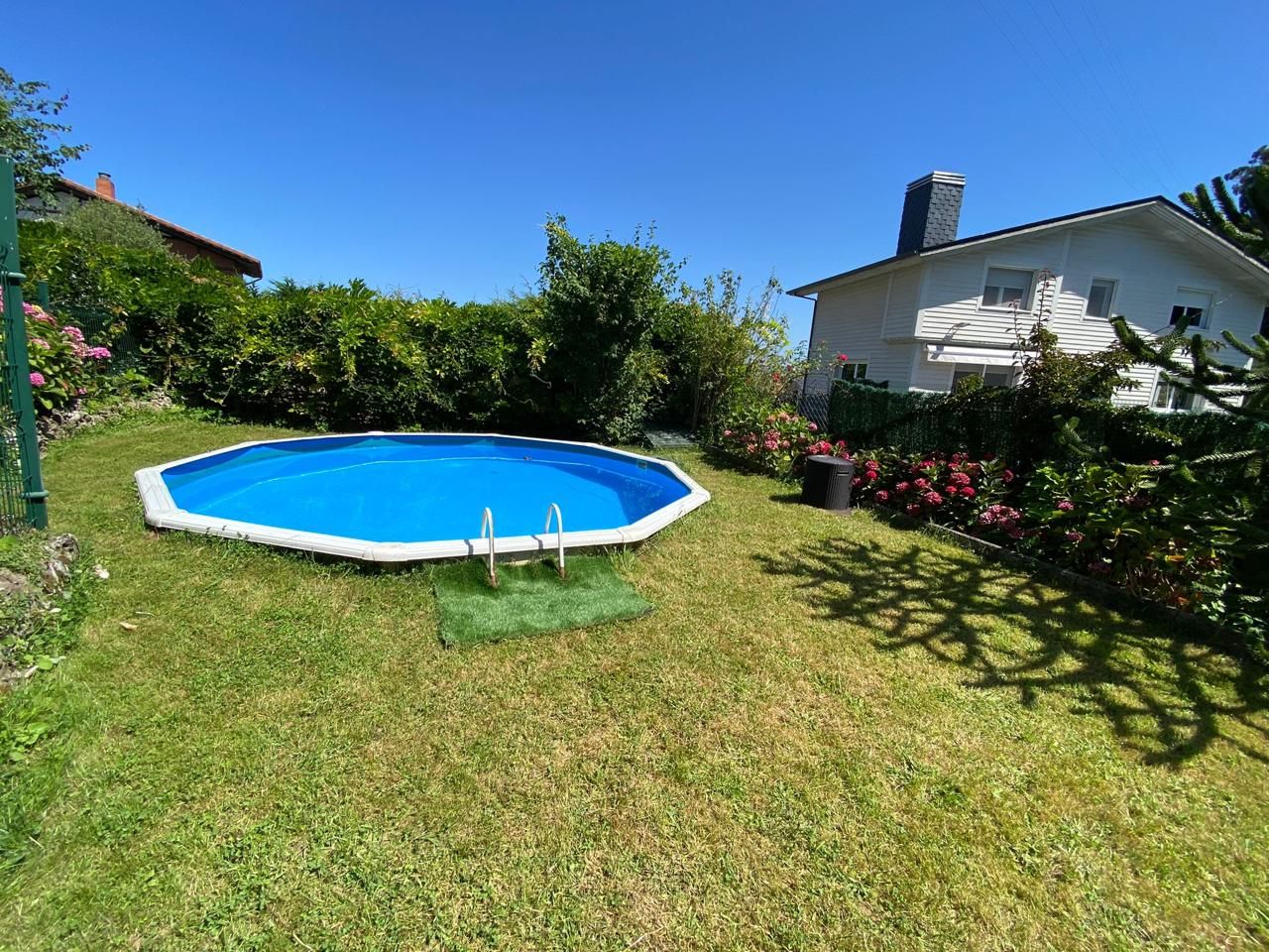 Piscina de Casa o xalet en venda en Castro-Urdiales amb Calefacció, Jardí privat i Terrassa